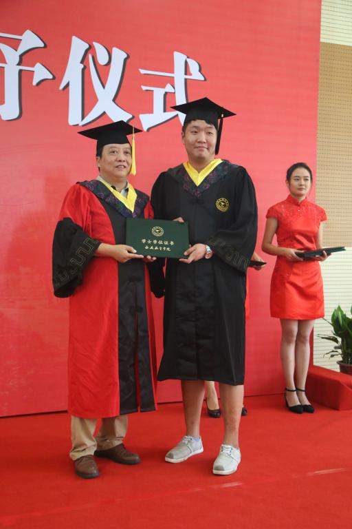 杨勇与毕业生合影